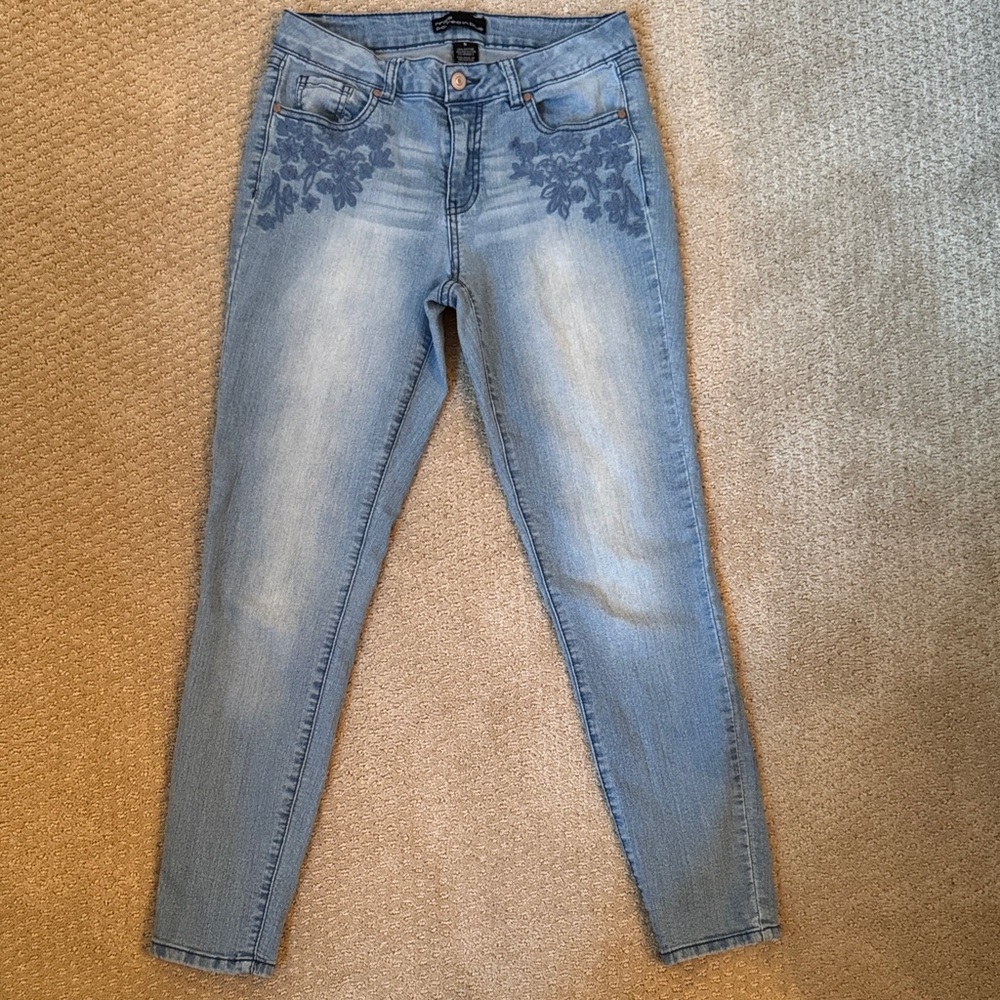 Miss Poured in Blue Cropped Floral Embroidered Jeans